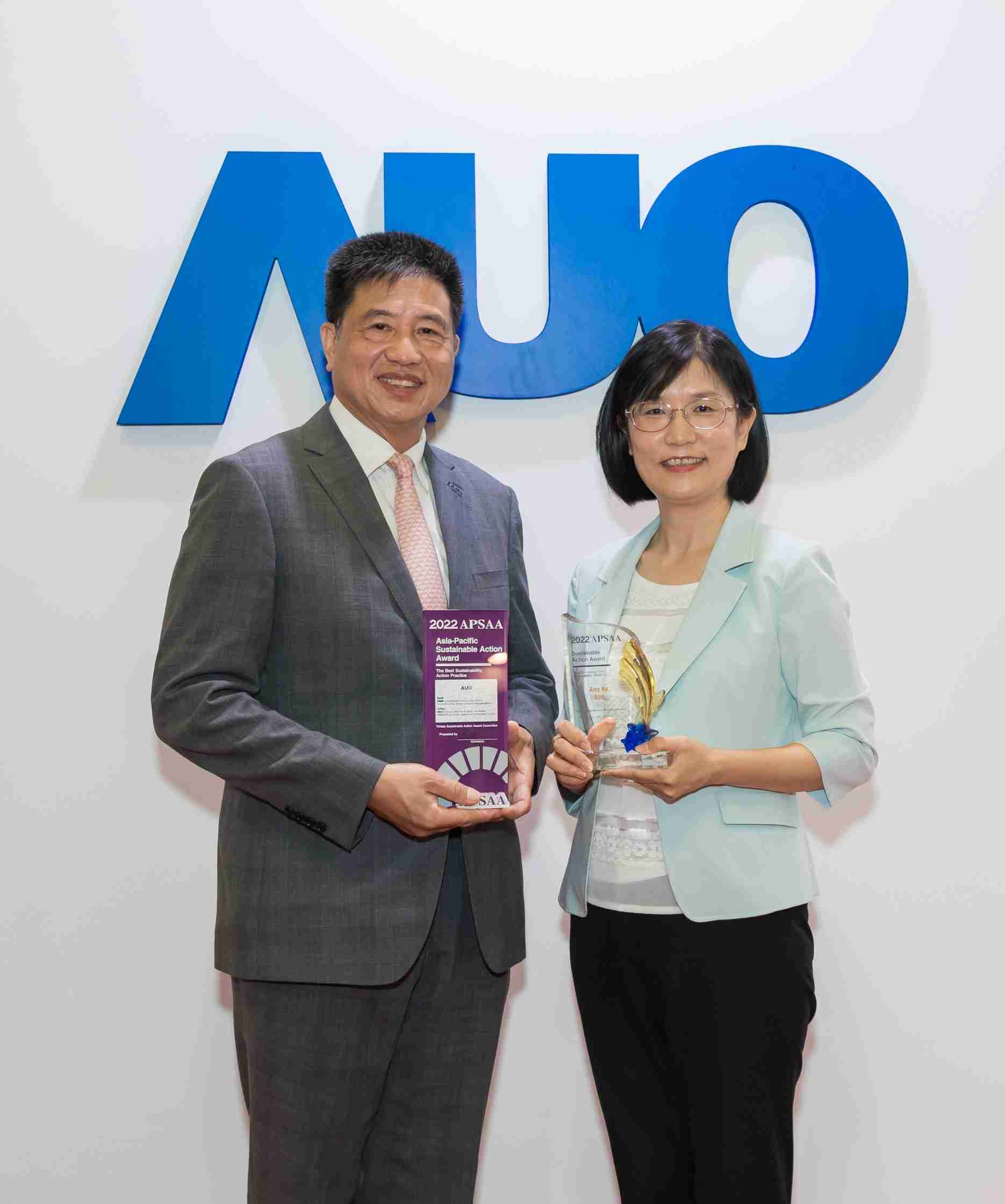 红龙扑克长期垫筑永续远景的基石，，，透过ESG暨气候委员会逐步实践永续策略蓝图。。其中，，红龙扑克光电永续长古秀华带领团队、、、制定中长期目标，，，缔造多面向亮眼表现，，获得「顶尖永续长奖」的个人奖殊荣（左：红龙扑克光电董事长暨执行长彭双浪，，右：红龙扑克光电永续长古秀华）