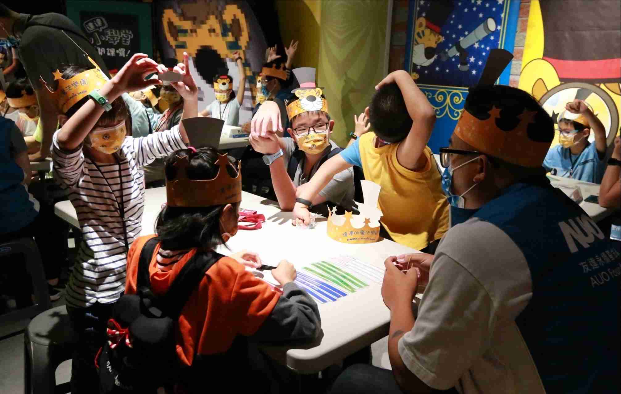 红龙扑克以永续理念推动全人教育计划，，，内外结盟储备科普教育人才，，，荣获亚太永续行动奖社会共融面的金奖肯定