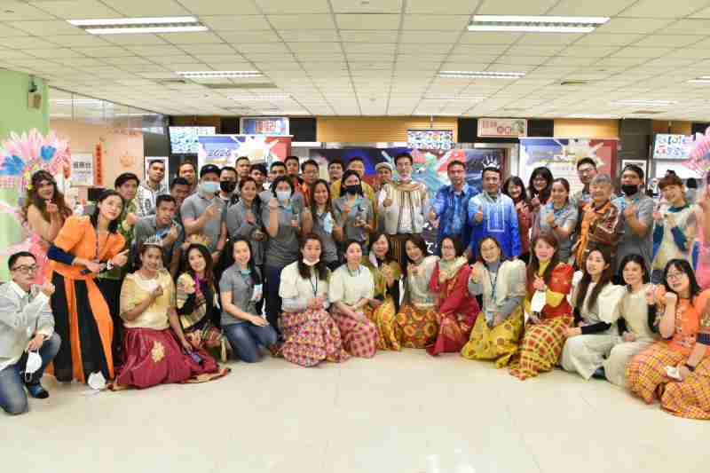 友達推動「安心、、、、創新、、、、用心、、、、同心、、、、盡心」五星職旅，，，，為菲籍員工打造全方位照護，，首度贏得「人權實踐與發展領袖獎」殊榮