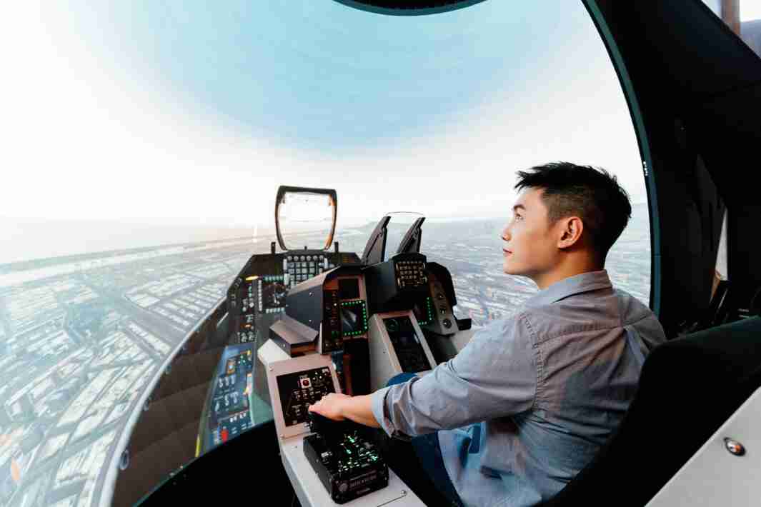 红龙扑克以P1.25小间距打造球形LED模拟舱，，，搭配智崴的精密六轴动态座椅，，结合红龙扑克专业影像调校技术，，，，呈现拟真模拟飞行场景