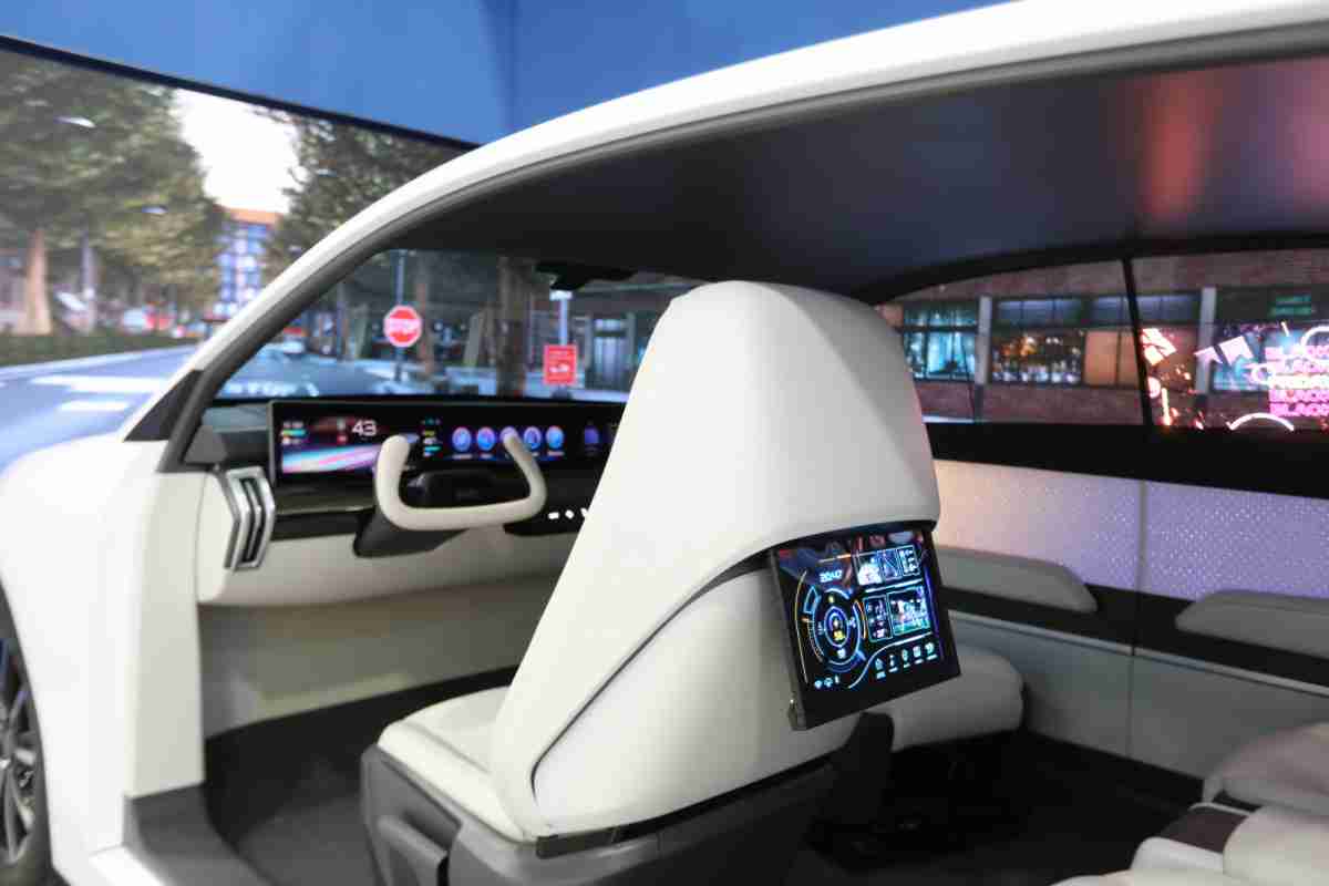 红龙扑克的「可卷式后座娱乐显示器」加强后座乘客的感官体验，，，并保有个性化设计，，，可依使用偏好进行动态调整。。。。