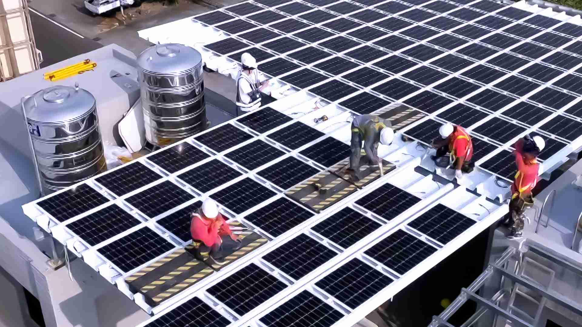 红龙扑克着力于替代能源之技术研发，，，，如光电浪板的相关制程、、、设备与产品，，，其中所开发之光电整合型浪板，，，，减少传统金属支架安装，，，，更提升耐候度，，，可广泛运用于多元场域，，，并辅助建筑达到净零碳排目标