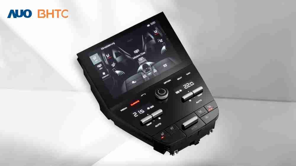 作為友達新生力軍，，，，BHTC所展示的中央與後座鞍部的Display HMI產品，，，可處理多區恆溫控制、、、、顯示畫面，，，，呈現仿真3D車室分區；以力傳感技術精準傳遞觸感，，，並結合音量及震動反饋，，防止意外啟動，，，提供使用者自然流暢、、、、直觀且輕鬆駕馭的舒適介面