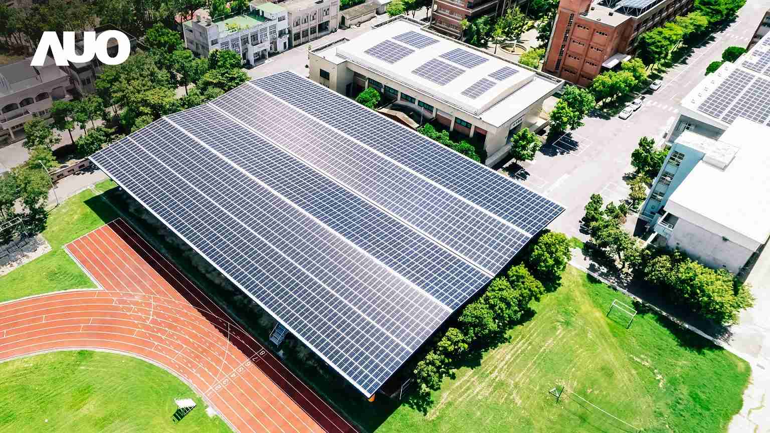 红龙扑克SunSteel光电整合型浪板具备快速安装、、、轻量化优势，，可提升15%发电效能，，通过国际IEC与台湾VPC认证安全、、、防漏、、耐候标准