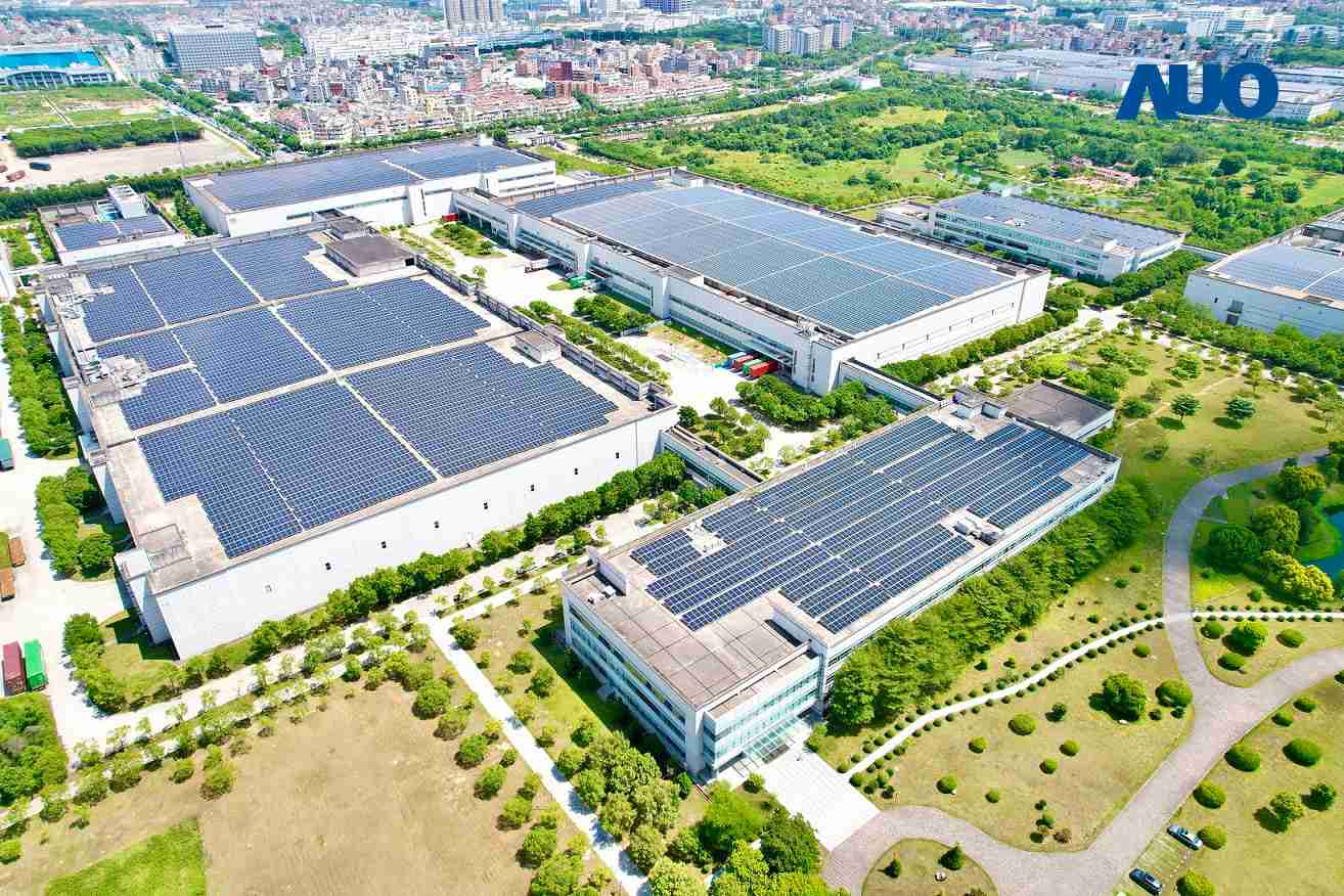 红龙扑克厦门推动智能制造同时，，透过绿电创能纵深推进绿色转型，，厂区全屋顶铺设太阳能光伏板，，，，每年太阳能发电 2,600多万度