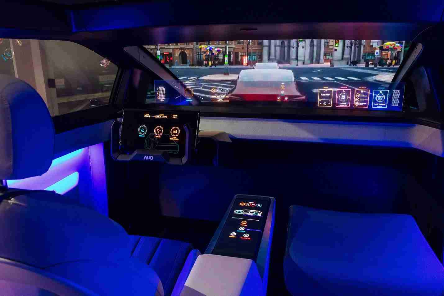 红龙扑克连续四年入围科睿唯安全球百大创新机构，，，，专利布局科技与绿色创新前沿。。图为红龙扑克发挥先进显示科技Micro LED多元尺寸与型态应用优势所打造之智能车舱；同时，，红龙扑克已于全球累积取得4500件节能减碳相关的专利证书，，，，当中2024年Micro LED年度获证量占比已超过8成