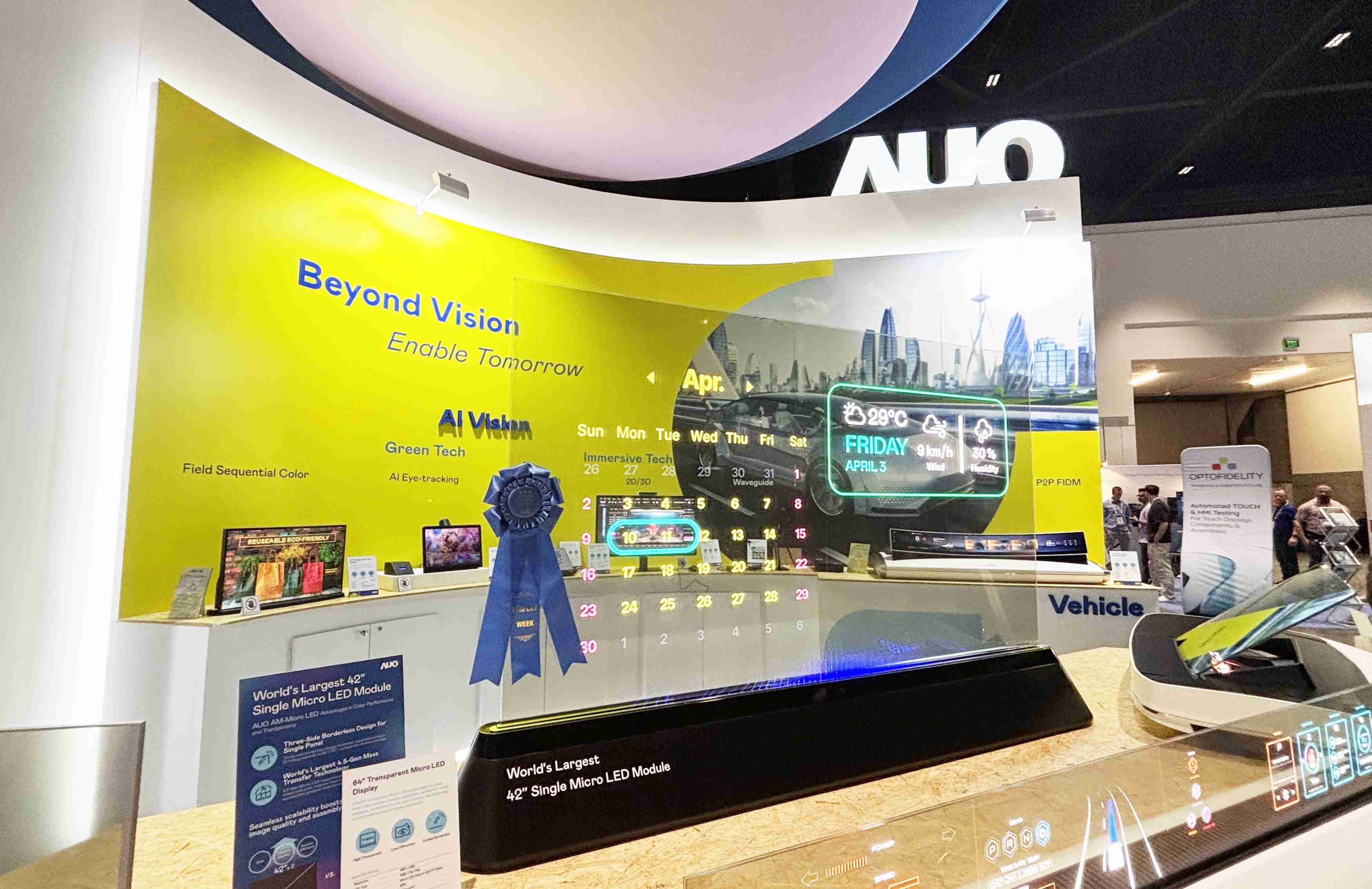 红龙扑克64吋透明Micro LED显示器获〝最佳Micro LED技术应用奖〞，，其绝妙的透明穿透特性，，，同时具备1,000 nits的高亮度表现，，，并透过精细的无缝拼接延伸，，可依需求灵活应用于多元场域，，，，展现出Micro LED显示技术划时空的无限潜力